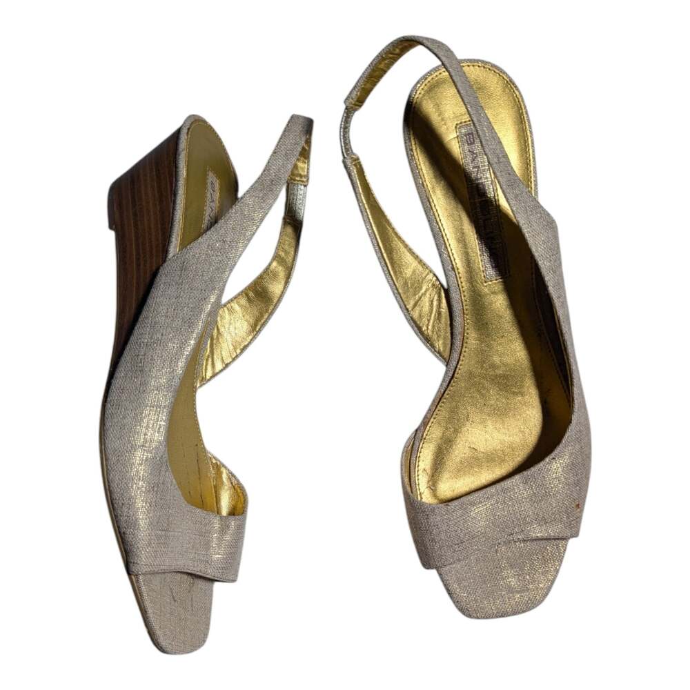 Vtg Y2K Bandolino Beige Gold Metallic Slingback Peep Toe Wedge Sandals Sz 8